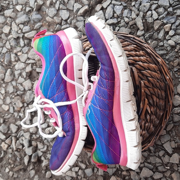 Size 4 Skechers - Picture 3 of 3